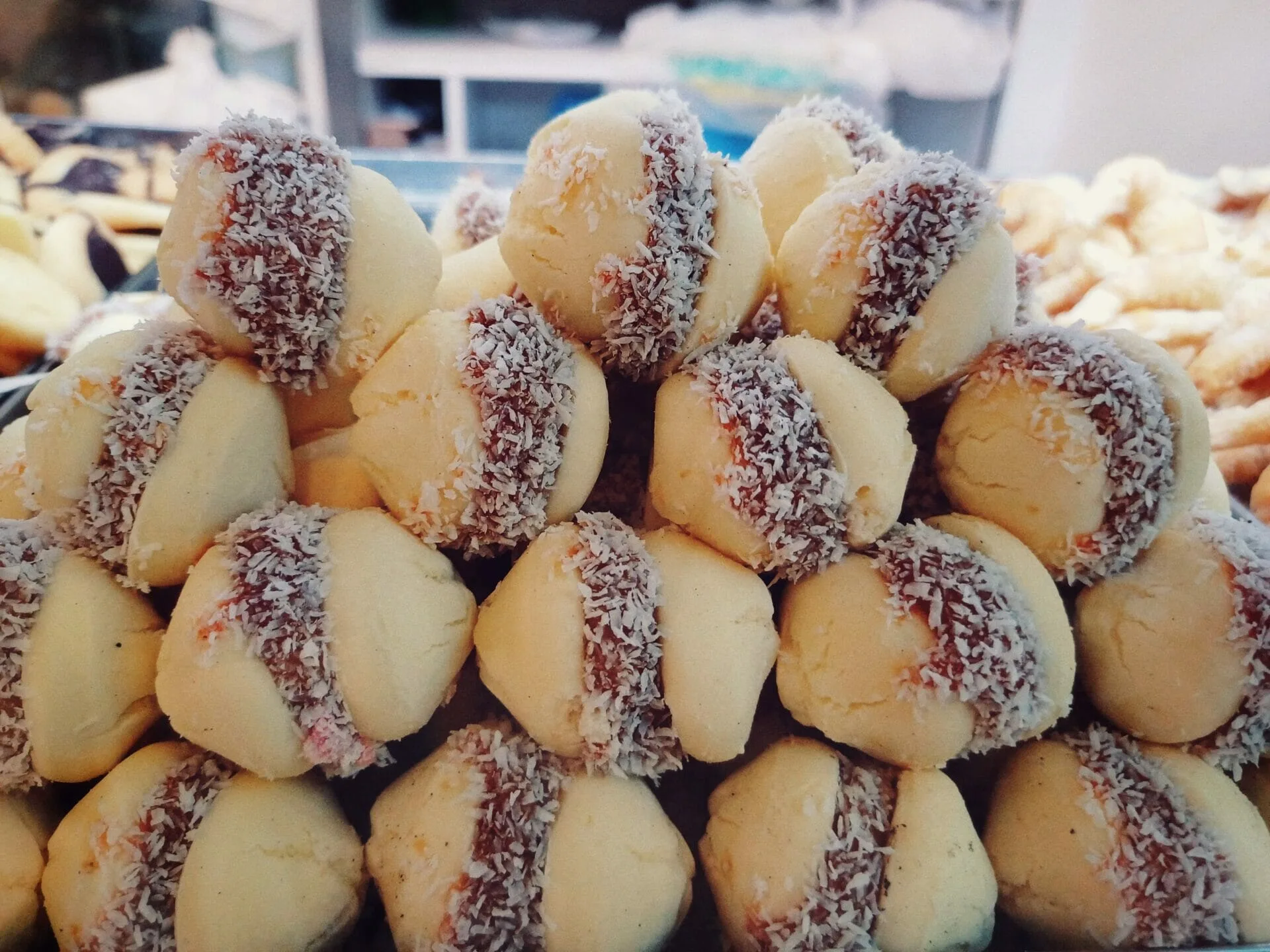 The alfajores of maicena are small pile of tiny alfajores de maicena.