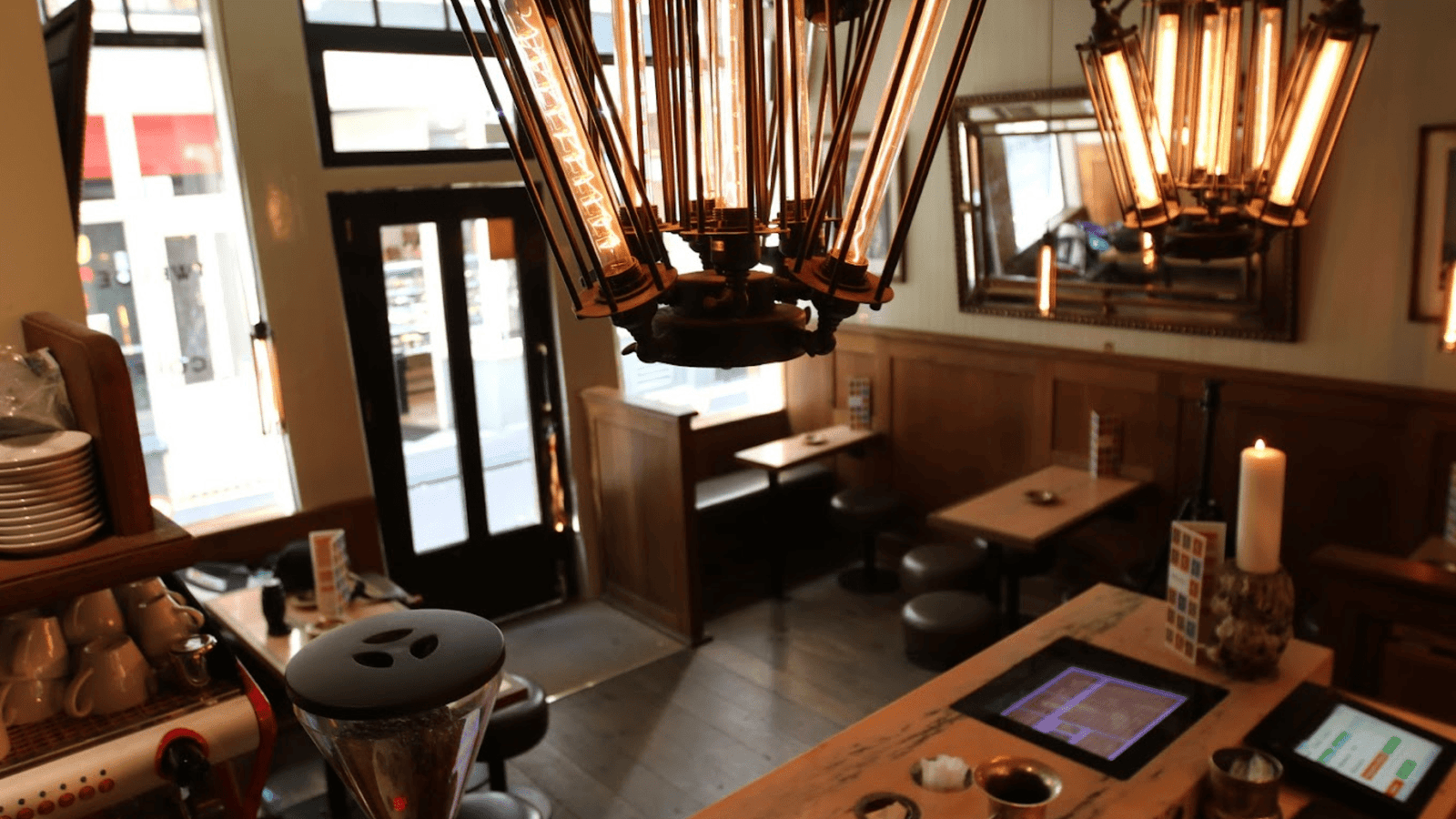 Minimalist environment decorated with iron and wood